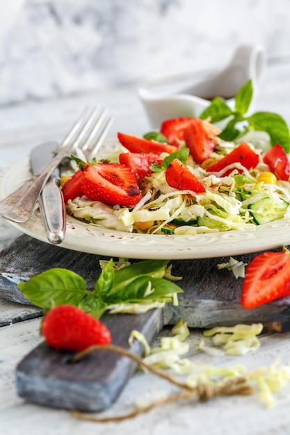 Salade aux fraises et sauce balsamique