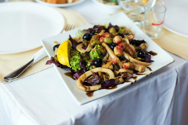 Salade aux fruits de mer sur la table du banquet