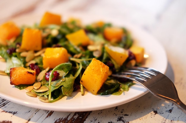 Salade aux graines de potiron et à la roquette