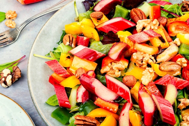 Salade aux herbes de rhubarbe et noix