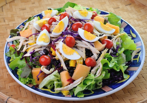 Salade aux légumes et oeuf