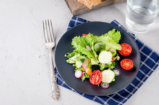 Salade aux légumes et verts