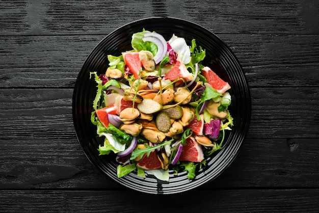 Salade aux moules pamplemousse et légumes Vue de dessus Espace libre pour votre texte