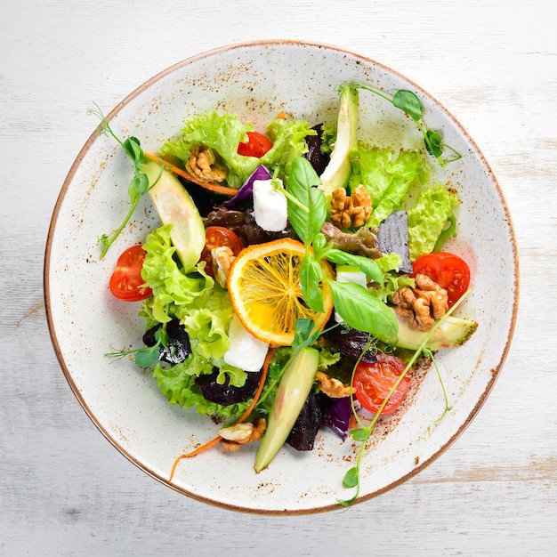 Salade aux noix de feta et tomates cerises Dans l'assiette Style rustique Vue de dessus Espace libre pour votre texte