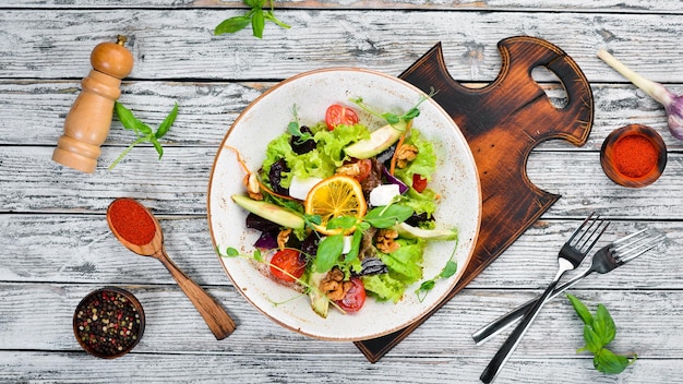 Salade aux noix de feta et tomates cerises Dans l'assiette Style rustique Vue de dessus Espace libre pour votre texte