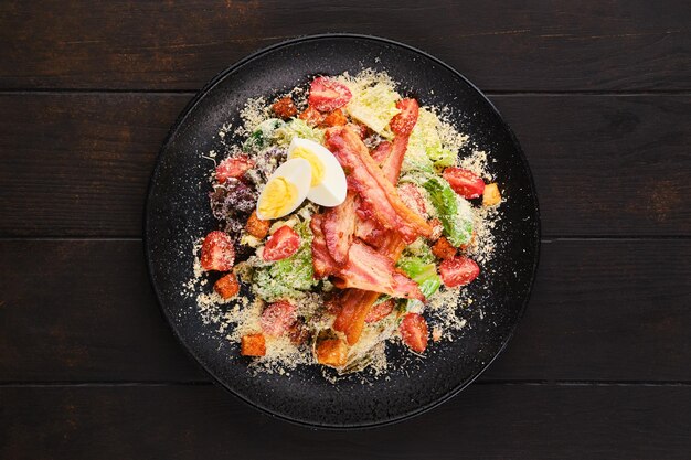 Salade aux oeufs de bacon légumes frais et croûtons