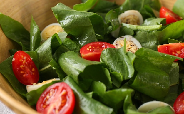 Salade aux œufs de caille et aux épinards dans un bol sur la table