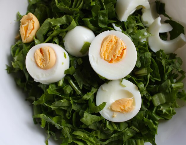 Salade aux oeufs et épinards verts gros plan