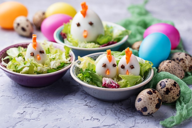 Salade Aux Oeufs En Forme De Poulets. Nourriture De Fête.