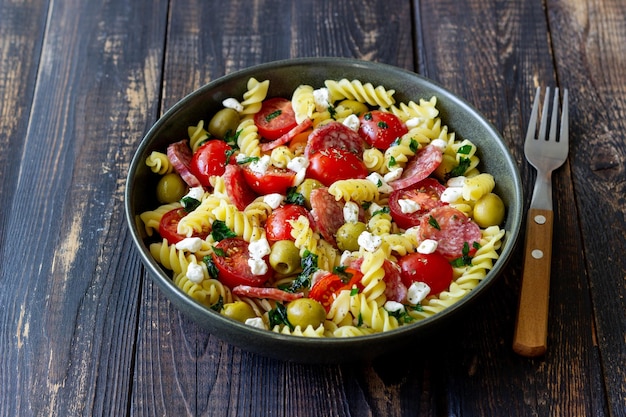 Salade aux olives de saucisse de pâtes fusilli et fromage cottage Cuisine italienne