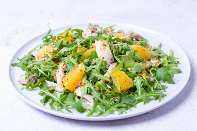 Salade aux oranges de poulet et roquette Vinaigrette à l'huile d'olive et à la moutarde de grain Gros plan