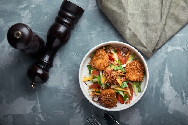 Salade aux pépites de poulet frit et légumes