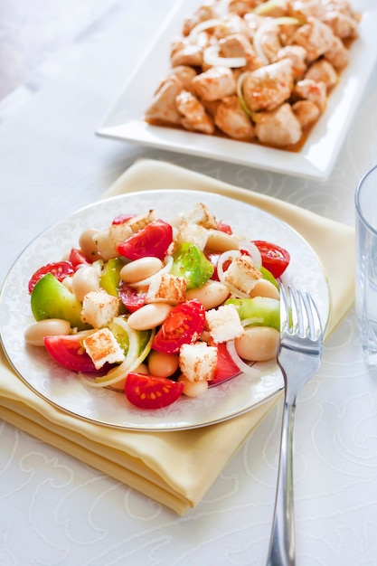 salade aux tomates haricots blancs et croûtons de pain blanc