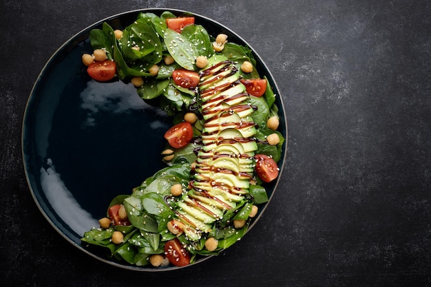 Salade aux tomates et sauce aux noix d'avocat