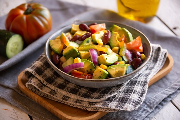 Salade d'avocat avec d'autres légumes tomates et maïs Alimentation saine