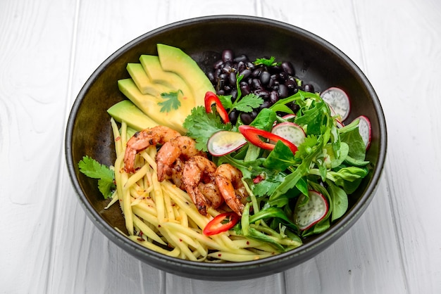 Salade d'avocat et crevettes dans un bol, vue du dessus. Nourriture saine