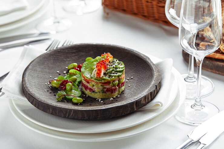 Photo salade d'avocat, fruits de mer, viande, légumes et graines de citrouille. diététique, sain et savoureux. banquet de plats de fête. carte du restaurant gastronomique. fond blanc.