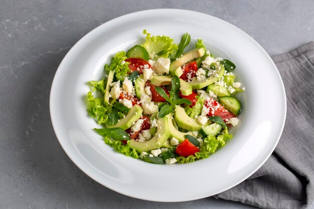 Salade d'avocat avec laitue et fromage