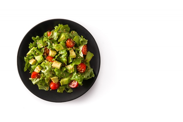 Salade d'avocat, laitue, tomate, graines de lin isolé sur la surface blanche vue de dessus copie espace