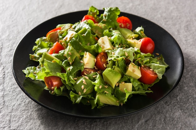 Salade d'avocat, laitue, tomate et graines de lin