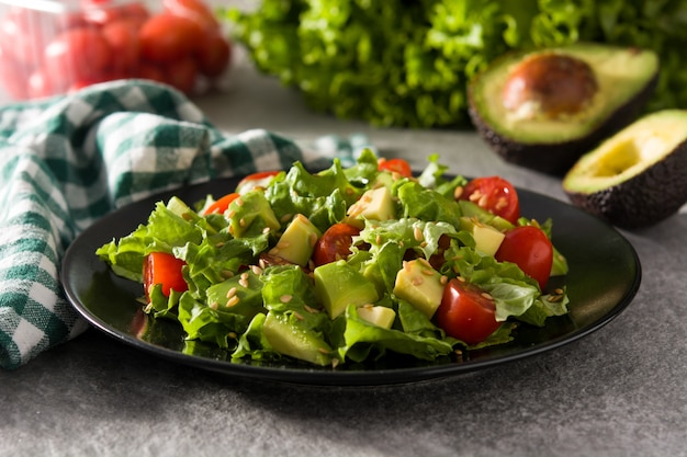 Salade d'avocat, laitue, tomate et graines de lin