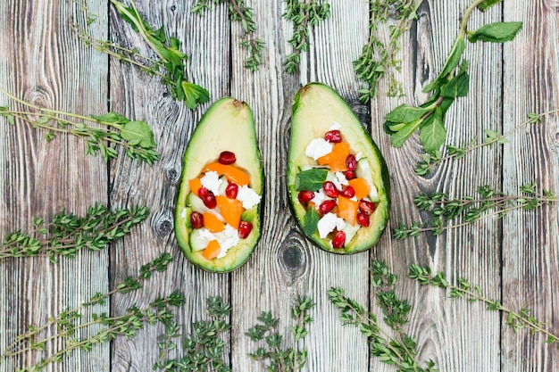 Photo salade à l'avocat légumes frais feta grenats et mandarines alimentation végétarienne saine