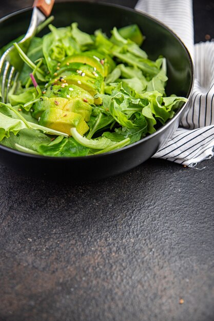 salade d'avocat mélange de feuilles fraîches laitue épinards roquette bette à carde collation repas sur la table copy space