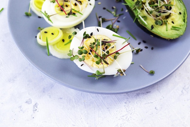 Salade d'avocat œufs durs poireau moutarde micropousses et germe de blé