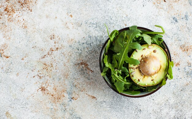 Salade d'avocat, roquette, graines de sésame. Régime équilibré. Plats végétariens.