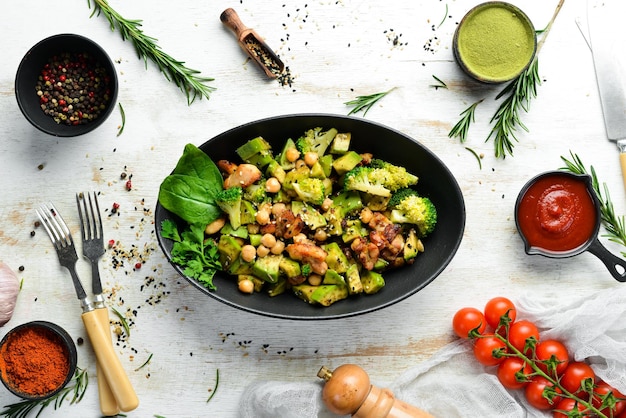 Salade d'avocat sain pois chiches brocoli et poulet dans une assiette en pierre noire Vue de dessus Espace libre pour votre texte