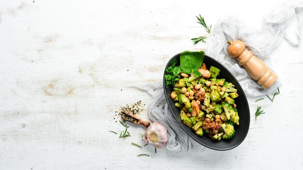 Salade d'avocat sain pois chiches brocoli et poulet dans une assiette en pierre noire Vue de dessus Espace libre pour votre texte