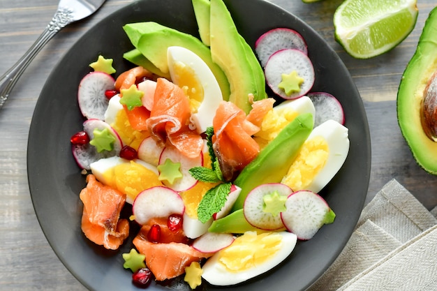 Salade d'avocat, saumon, oeufs et radis