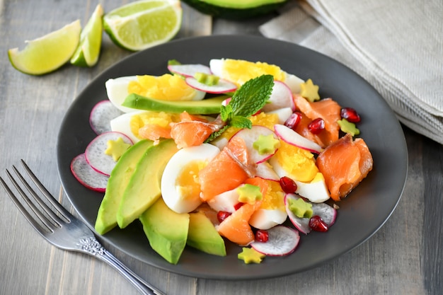 Salade d'avocat, saumon, oeufs et radis