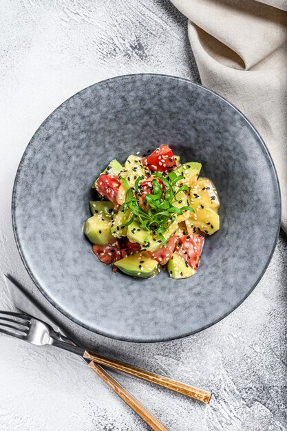 Salade d'avocat, tomate et roquette. Nourriture végétalienne saine. Vue de dessus