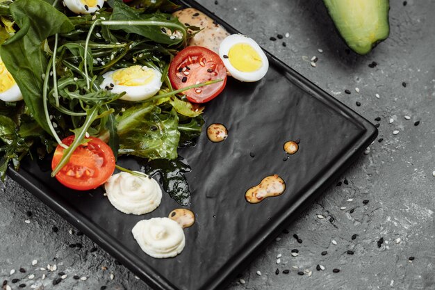 Salade d'avocats et tomates cerises. Petit déjeuner diététique. Nourriture saine