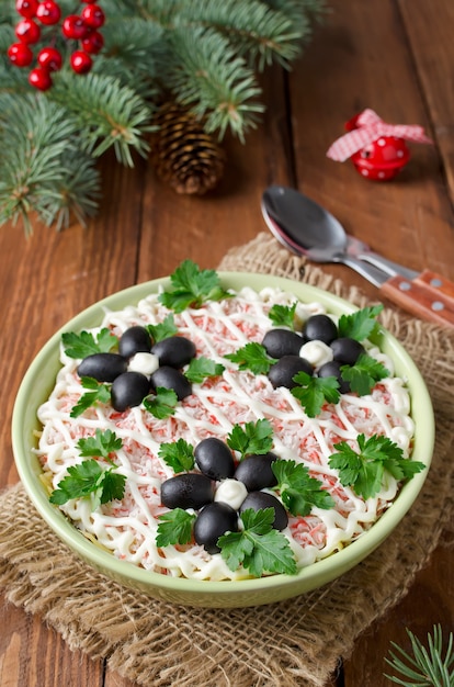 Salade de bâtonnets de crabe, fromage, œuf et pruneaux