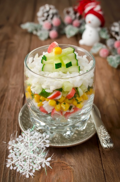 Salade de bâtonnets de crabe, maïs, concombre et riz