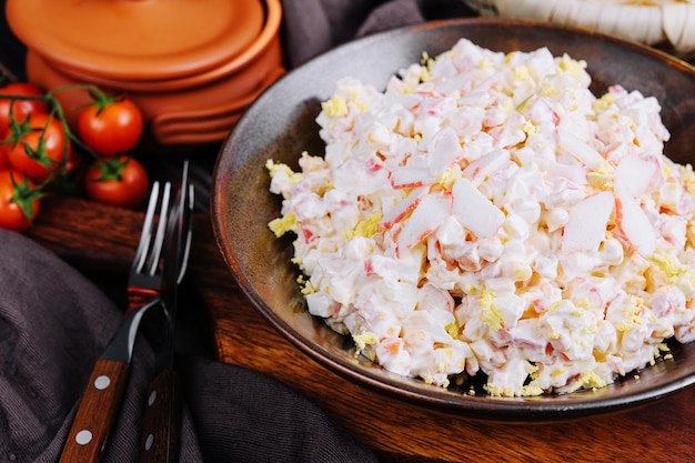 Salade de bâtonnets de crabe de maïs concombres œufs et mayonnaise