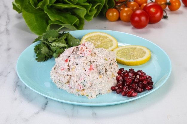 Salade de bâtonnets de crabe maison avec mayonnaise