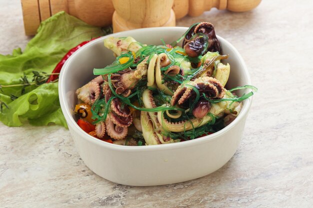 Salade avec bébé poulpe et chukka