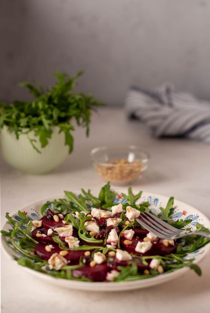 Salade à la betterave, au fromage de chèvre et à la roquette