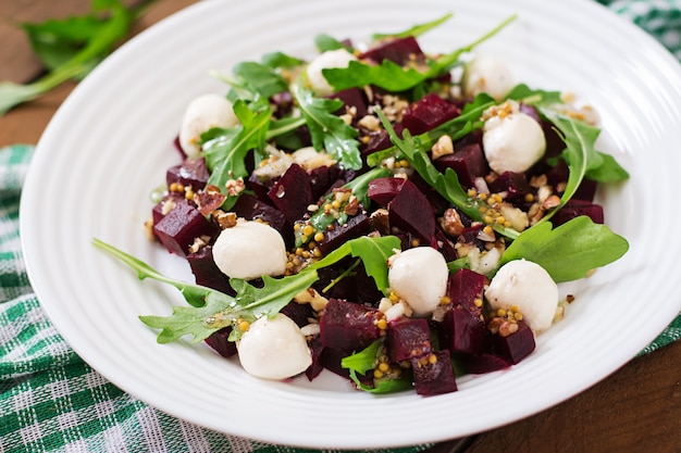 Salade de betteraves au four, roquette, fromage et noix