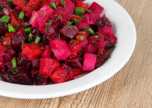 Salade de betteraves dans l'assiette sur le gros plan de table