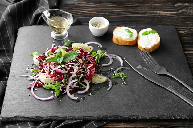 Salade de betteraves fraîches sur plaque d'ardoise