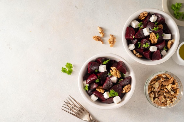 Salade de betteraves avec fromage feta et noix vue de dessus copie espace