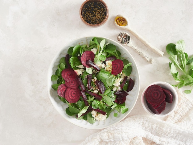 Salade de betteraves et de fromage feta vert frais Feuilles de salade de maïs ou mâche avec sauce soja et vinaigrette aux graines de sésame Vue de dessus