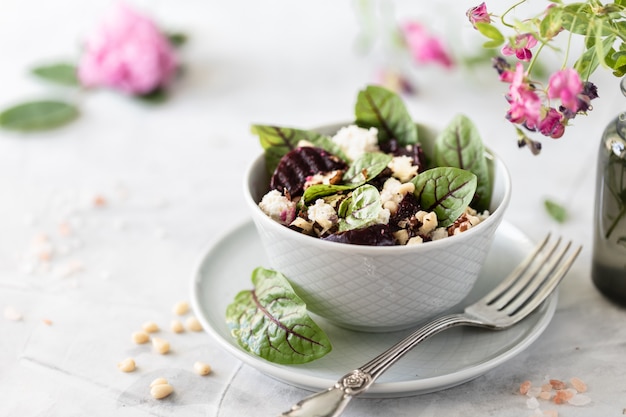 Salade de betteraves, fromage, pois verts et pignons de pin.