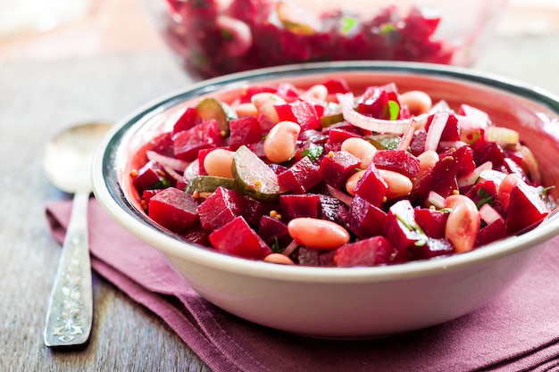 Salade de betteraves, haricots rouges et cornichons