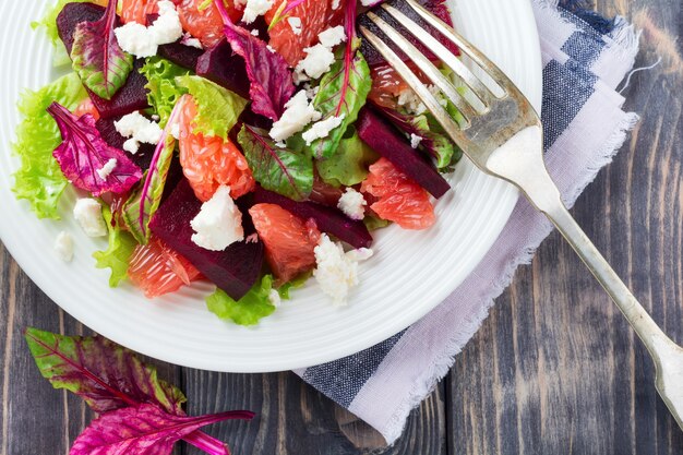 Salade de betteraves, laitue, feuilles de betterave, pamplemousse et fromage feta