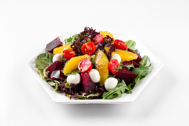 Salade de betteraves et mozzarella isolé sur blanc